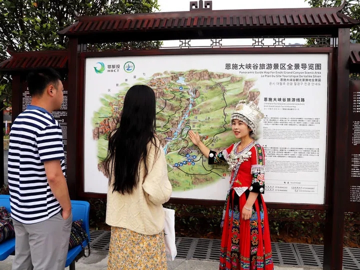 新华社报道：从打工妹到“网红”导游——土家“幺妹儿”谭桂英的山水情
