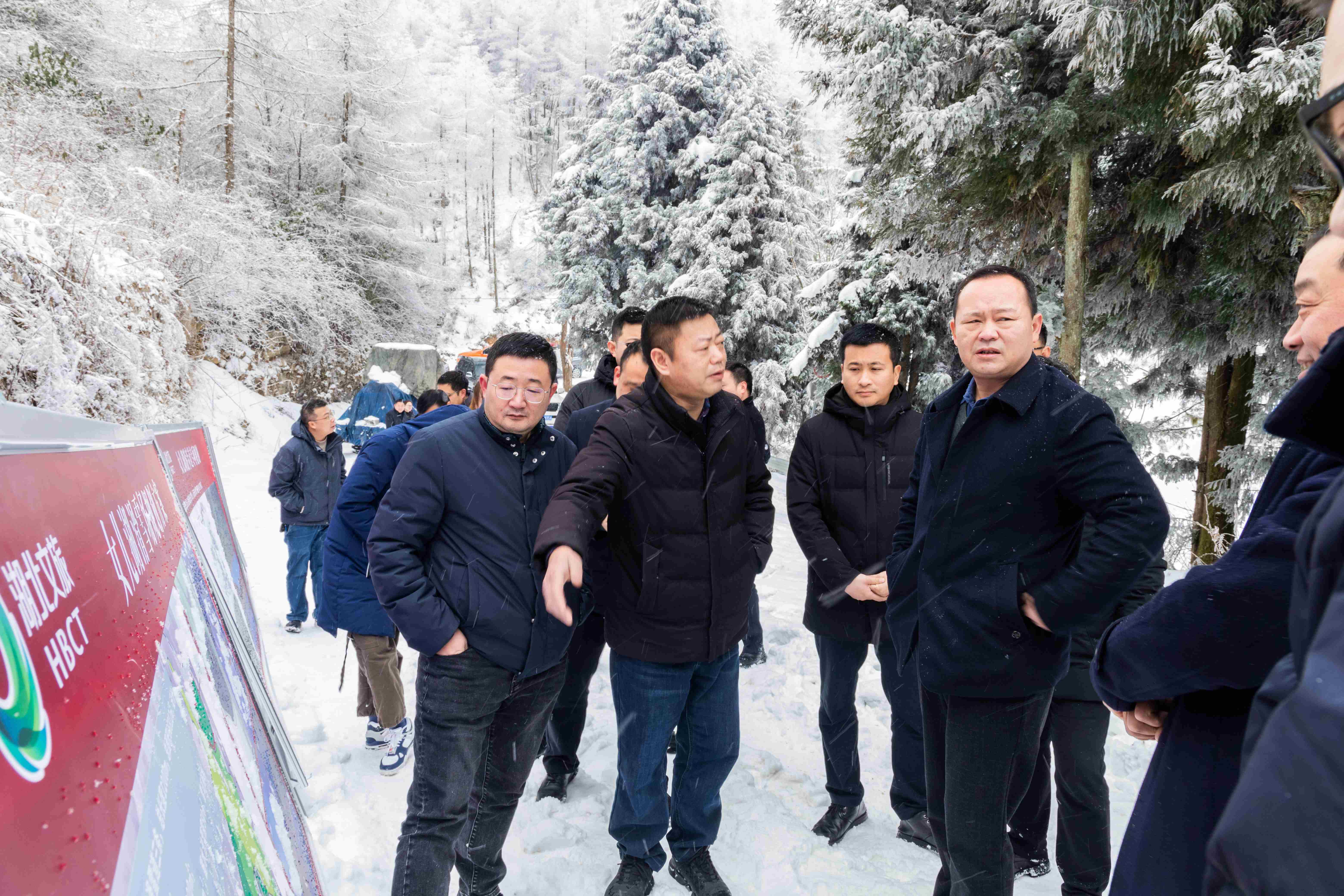 恩施市市委书记苏勇一行调研女儿湖项目