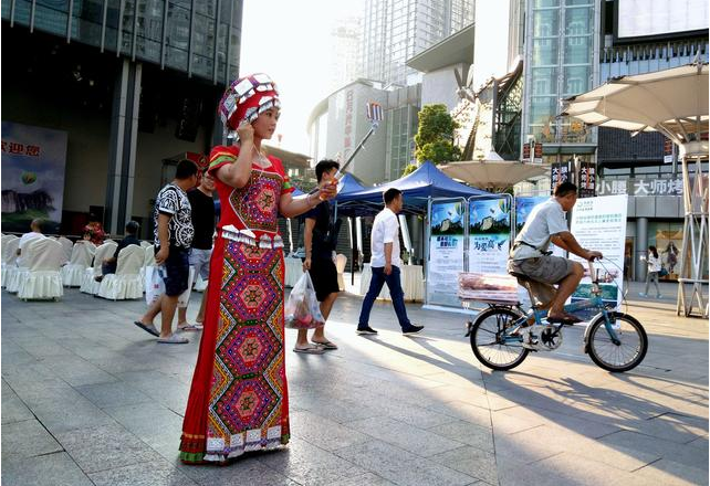 恩施大峡谷热气球旅游节“小飞峡环游”寻爱之旅走进重庆