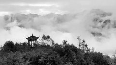 峡谷苍苍烟雨中
