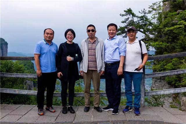 世界旅游城市联合会首席专家魏小安到恩施大峡谷考察