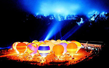 新浪网：恩施大峡谷举办热气球挑战赛 场面梦幻